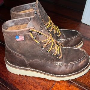 Danner women’s steel toe boots like new only worn twice !
